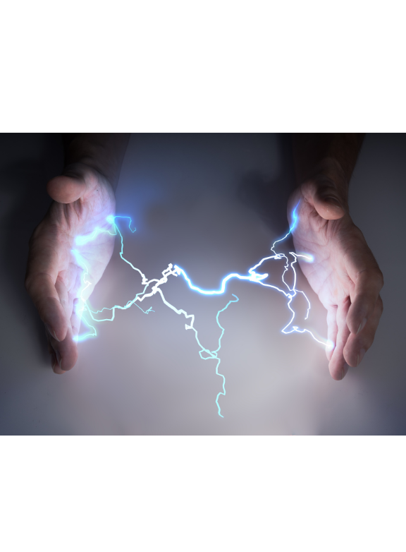 Eclairs électriques entre des mains