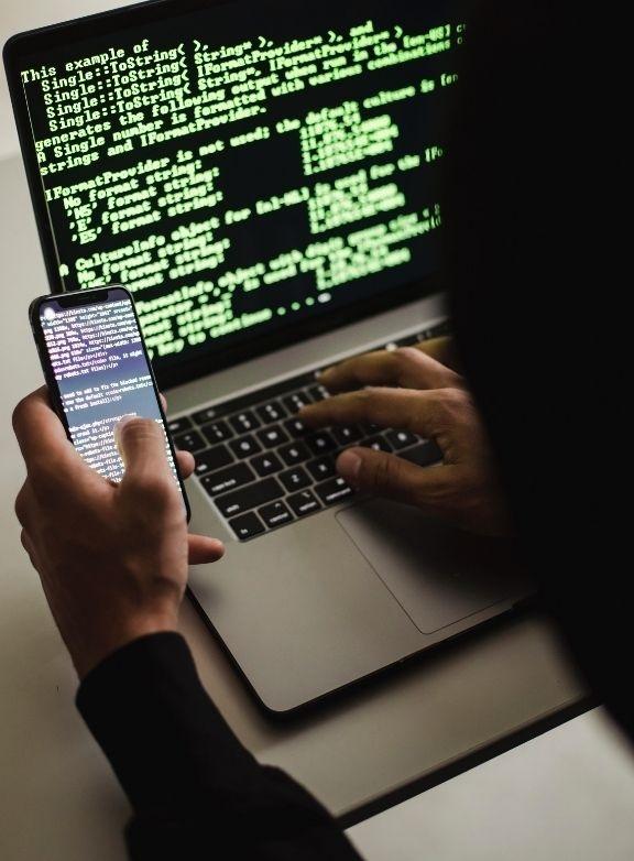 Personne en train de coder